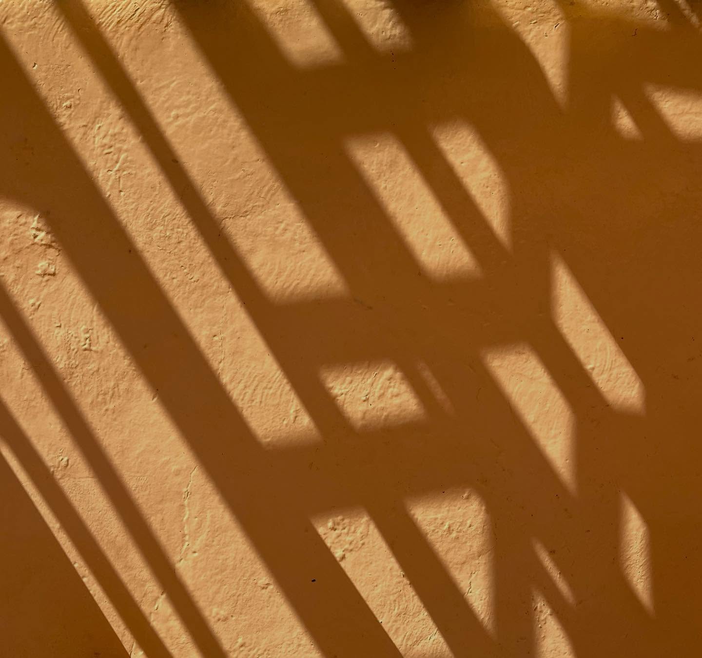 Zeit für fröhliche Farben 

#shadows #sunshine #yellow #schattenspiel #gelb #artphoto